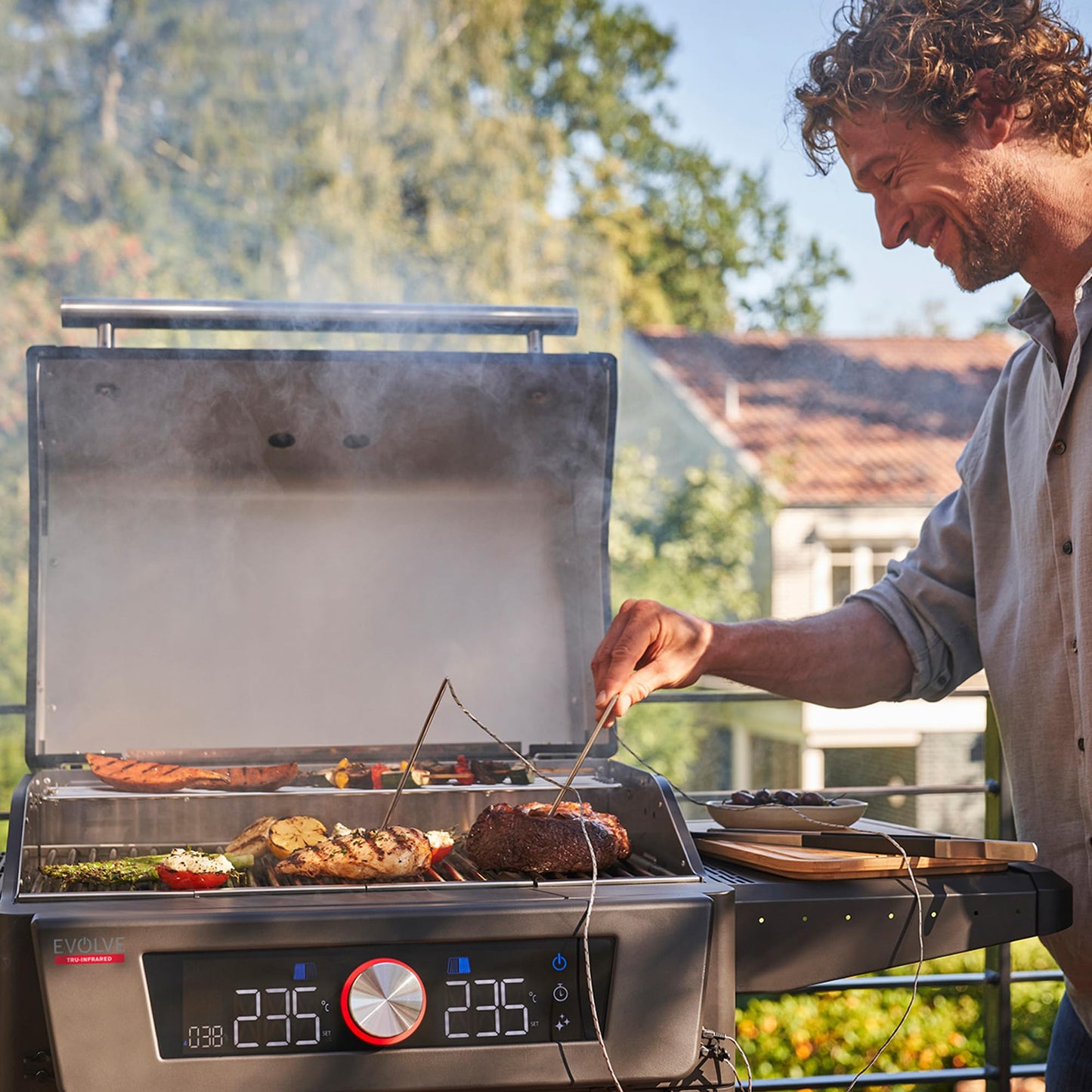 Char-Broil Barbacoa Eléctrica Evolve con E-Power, Control por Aplicación, 90-370°C, Función de Limpieza y Calor Preciso en Dos Zonas